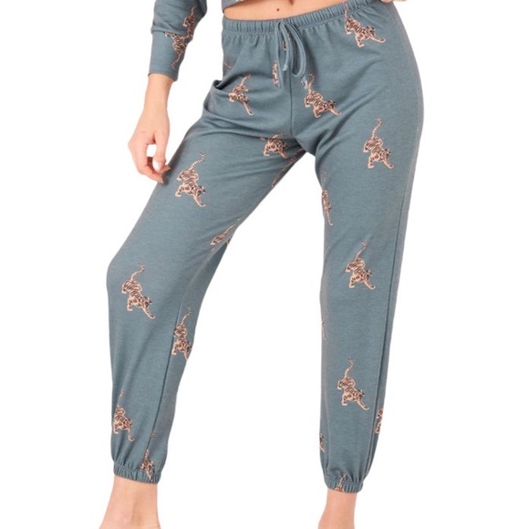 NWT Onzie tiger print cropped long sleeve hoodie and relaxed joggers set - Picture 4 of 16